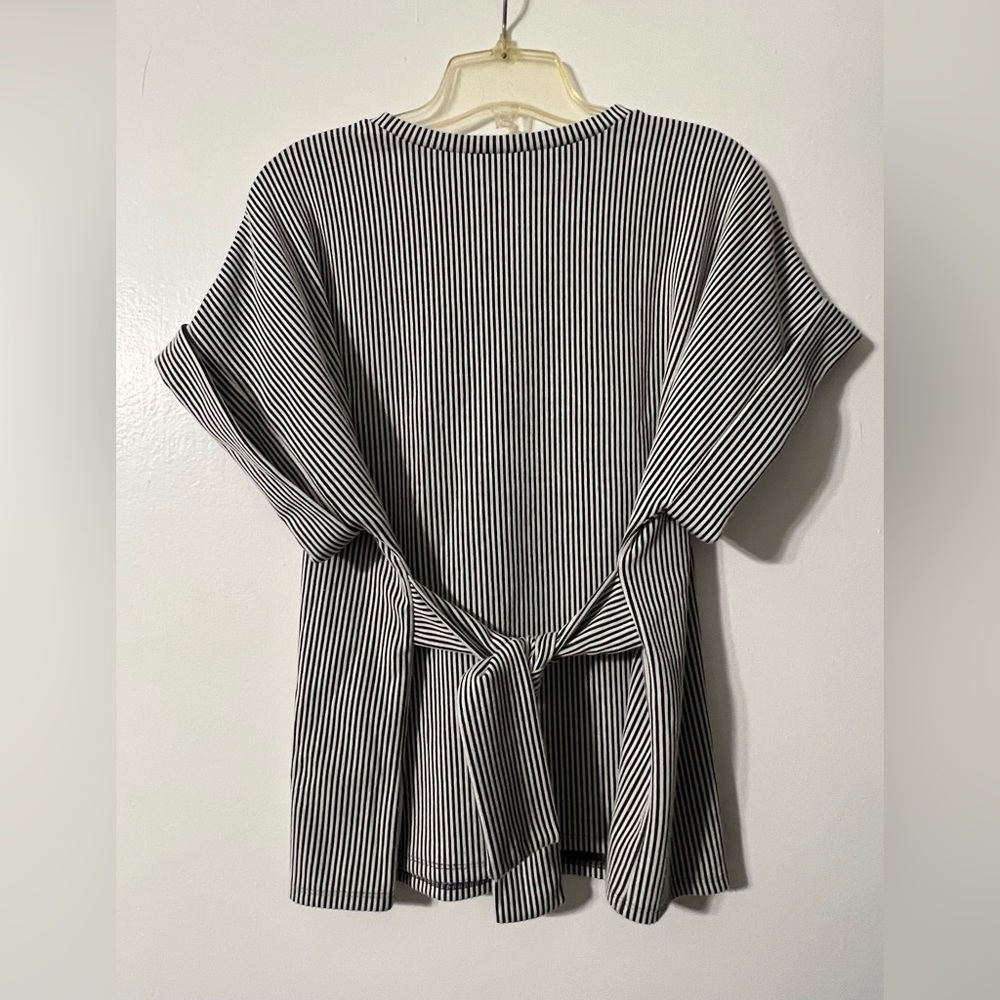 Express tie back or front women’s shorts sleeved top / size medium